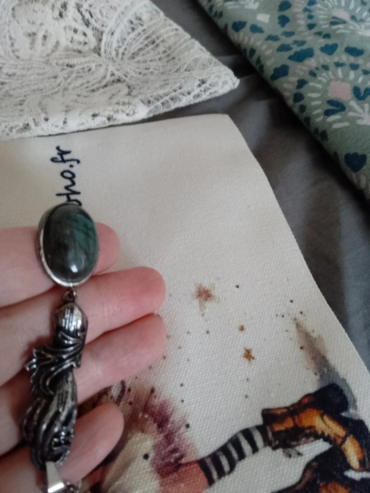 Collier main tête de mort argenté pierre de labradorite – photo 7
